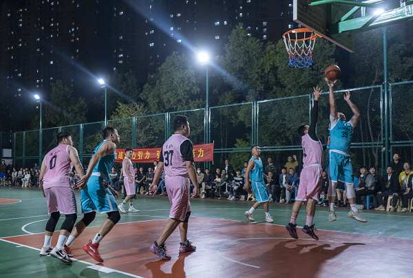 中新網(wǎng)新疆新聞11月28日電（張家偉）27日晚，CBA常規(guī)賽第14輪的一場比賽提前進行，新疆伊力特男籃（下稱“新疆男籃”）客場挑戰(zhàn)深圳馬可波羅男籃（下稱“深圳男籃”）。最終，新疆男籃以114：80大勝深圳男籃，取得了六連勝的同時，積分排名也暫時來到了首位。圖片來源：全體育傳媒比賽伊始，李炎哲上籃得分，約翰遜外線還以顏色。黑根斯、齊麟、勞森接連得分。湯普森連進兩球，另一邊，勞森三分入網(wǎng)，西爾扎提上籃得分。約翰遜兩罰全中，李炎哲接齊麟妙傳單臂暴扣。齊麟快攻得分，新疆男籃領先10分，孫浩欽跳投命中，趙睿還以顏色。孫浩欽再進三分，又助攻威姆斯得分。首節(jié)結束，深圳男籃25-32落后新疆男籃。圖片來源：全體育傳媒　　次節(jié)回來，雙方手感不佳，湯普森跳投打開局面，沙拉木翻身后仰命中，黑根斯上籃得分，皮特森快攻雙手灌籃，湯普森上籃還以顏色。勞森跳投，湯普森回敬兩分。皮特森拋投得分，李炎哲兩罰一中。威姆斯、布克、李慕豪接連得分，新疆男籃連中三記三分球拉開分差。半場戰(zhàn)罷，深圳男籃40-58落后新疆男籃。圖片來源：全體育傳媒易邊再戰(zhàn)，孫浩欽三分入網(wǎng)，西爾扎提拋投得分。約翰遜打進兩分，勞森扣籃，黑根斯上籃將分差擴大到20分。湯普森和約翰遜連中三分球追分。皮特森上籃得分，此后雙方接連罰球。勞森、齊麟接連跳投命中，皮特森三分入網(wǎng)，新疆男籃領先21分。沙拉木連得4分，繼續(xù)擴大分差。三節(jié)結束，深圳男籃59-83落后新疆男籃。最后一節(jié)，賀希寧跳投得分，皮特森連續(xù)命中2個三分球，伊力福拉提和西爾扎提接連上籃得分，分差已達30分打停深圳。暫?；貋?，伊力福拉提三分命中，孫浩欽回敬兩分，沙拉木和勞森接連得分，伊力福拉提三分入網(wǎng)，勞森雙手補扣，齊麟和趙睿外線再中，繼續(xù)擴大領先。比賽尾聲，兩隊陸續(xù)換上年輕隊員。最終新疆男籃取勝。賽后，新疆男籃主教練劉煒說，這場比賽準備很充分，趙睿和沙拉木傷愈復出后，球隊正在慢慢往好的方向走。（完）舉報/反饋