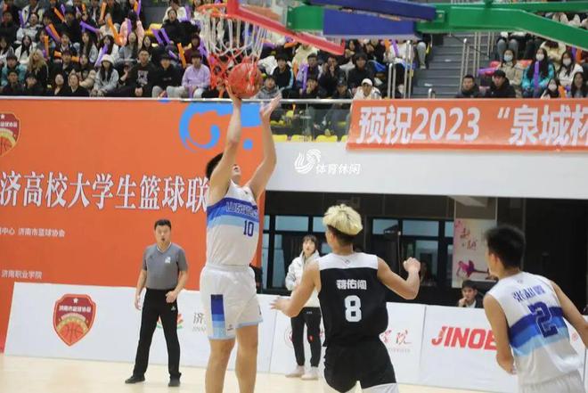 中新網(wǎng)新疆新聞11月28日電（張家偉）27日晚，CBA常規(guī)賽第14輪的一場比賽提前進行，新疆伊力特男籃（下稱“新疆男籃”）客場挑戰(zhàn)深圳馬可波羅男籃（下稱“深圳男籃”）。最終，新疆男籃以114：80大勝深圳男籃，取得了六連勝的同時，積分排名也暫時來到了首位。圖片來源：全體育傳媒比賽伊始，李炎哲上籃得分，約翰遜外線還以顏色。黑根斯、齊麟、勞森接連得分。湯普森連進兩球，另一邊，勞森三分入網(wǎng)，西爾扎提上籃得分。約翰遜兩罰全中，李炎哲接齊麟妙傳單臂暴扣。齊麟快攻得分，新疆男籃領先10分，孫浩欽跳投命中，趙睿還以顏色。孫浩欽再進三分，又助攻威姆斯得分。首節(jié)結束，深圳男籃25-32落后新疆男籃。圖片來源：全體育傳媒　　次節(jié)回來，雙方手感不佳，湯普森跳投打開局面，沙拉木翻身后仰命中，黑根斯上籃得分，皮特森快攻雙手灌籃，湯普森上籃還以顏色。勞森跳投，湯普森回敬兩分。皮特森拋投得分，李炎哲兩罰一中。威姆斯、布克、李慕豪接連得分，新疆男籃連中三記三分球拉開分差。半場戰(zhàn)罷，深圳男籃40-58落后新疆男籃。圖片來源：全體育傳媒易邊再戰(zhàn)，孫浩欽三分入網(wǎng)，西爾扎提拋投得分。約翰遜打進兩分，勞森扣籃，黑根斯上籃將分差擴大到20分。湯普森和約翰遜連中三分球追分。皮特森上籃得分，此后雙方接連罰球。勞森、齊麟接連跳投命中，皮特森三分入網(wǎng)，新疆男籃領先21分。沙拉木連得4分，繼續(xù)擴大分差。三節(jié)結束，深圳男籃59-83落后新疆男籃。最后一節(jié)，賀希寧跳投得分，皮特森連續(xù)命中2個三分球，伊力福拉提和西爾扎提接連上籃得分，分差已達30分打停深圳。暫?；貋?，伊力福拉提三分命中，孫浩欽回敬兩分，沙拉木和勞森接連得分，伊力福拉提三分入網(wǎng)，勞森雙手補扣，齊麟和趙睿外線再中，繼續(xù)擴大領先。比賽尾聲，兩隊陸續(xù)換上年輕隊員。最終新疆男籃取勝。賽后，新疆男籃主教練劉煒說，這場比賽準備很充分，趙睿和沙拉木傷愈復出后，球隊正在慢慢往好的方向走。（完）舉報/反饋